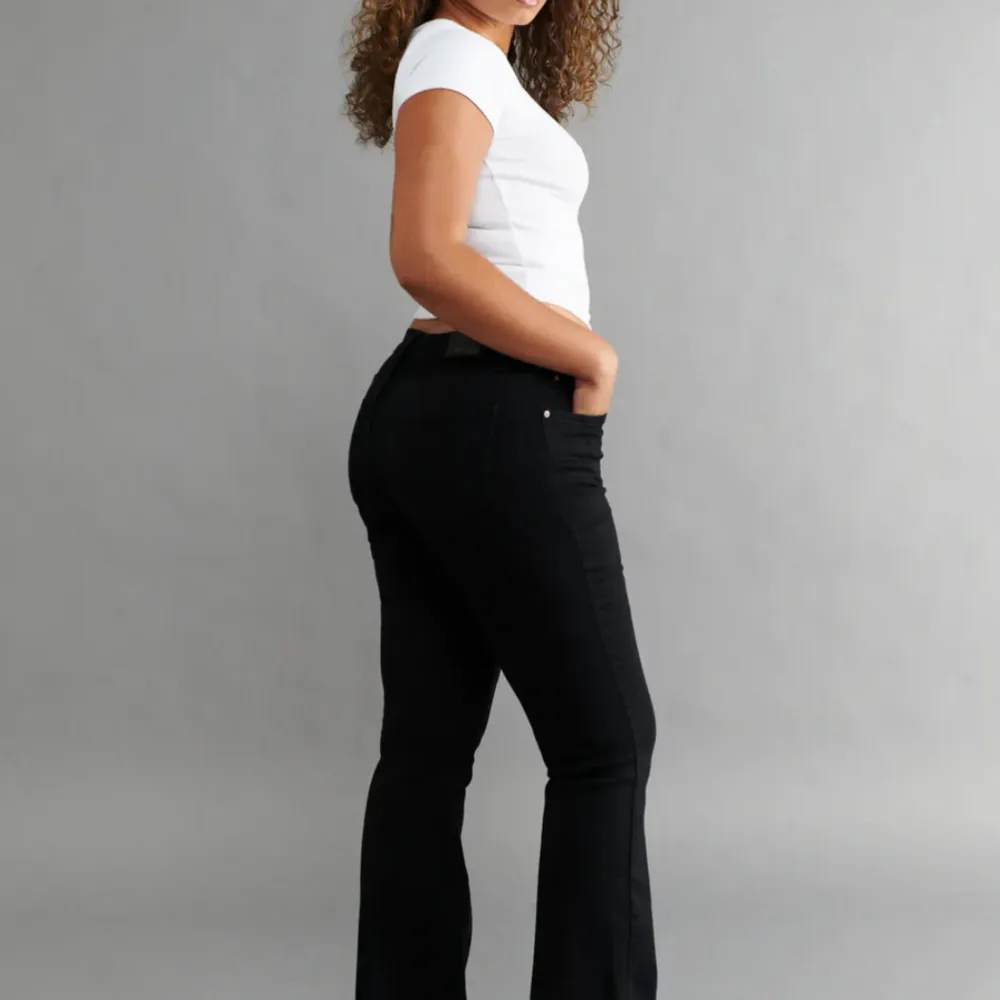  Svarta lågade jeans från Gina Tricot🖤 nästan aldrig använda och säljer för att de är lite för små och kommer inte till användning🥰pris går att diskuteras!. Jeans & Byxor.