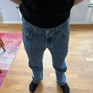 Levis 501 - Säljer mina Levis 501 i bra men använt skick. Storlek 34/32