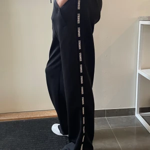 Träningsbyxor  - Ett par oanvända träningsbyxor från stronger. Knappt använda och i nyskick. Originalpris 800 kr.