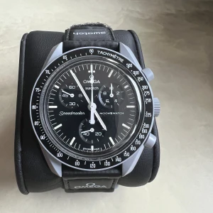 Omega Swatch Mission to the moon  - Cert, låda & kvitto Nyskick 