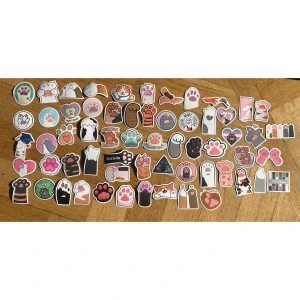 Cat stickers - Supersöta inklusiva kattklistermärken som kan sättas på datorn, i en journal eller kanske på din mobil! Cirka 5x5cm stora. 4kr styck eller 40kr för 10st, 70kr för 20st & 90kr för 30st.  När man köper klistermärken väljs de ut slumpmässigt 💕