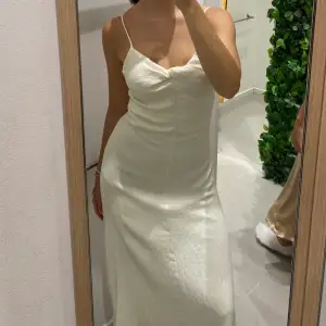 Så söt klänning köpt för 700kr i Singapore! Helt ny och passar perfekt till sommaren eller bal/student🫶🏼 Säljer då jag testade den med shorts under och den passade inte utan🙃