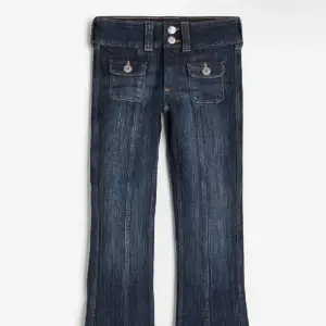 Säljer dessa jätte fina low waist bootcut jeans som är slutsålda från h&m i storlek 158.💓