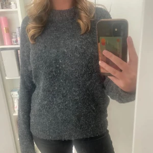 Stickad tröja  - Stickad tröja från lager 157 k storlek xs men den är i ganska så stor i storleken så skulle säga M💗