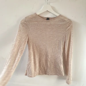 Topp - Säljer nu denna liknande intimissimi topp som verkligen är jätte fin men för liten för mig! Köpt från shein, helt ny🙏🏼