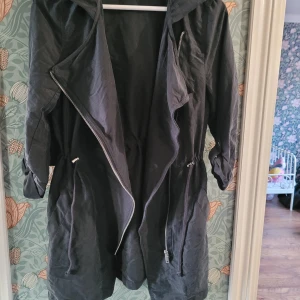Tunn jacka - Svart Tunn sommarjacka. Gör sig orättvis på bild, både i färg och passform.  Stl 34  