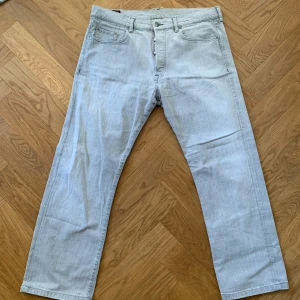 Jeans storlek 36x34 - Ett par ljusa jeans i jättefint skick! Storlek 36x34 