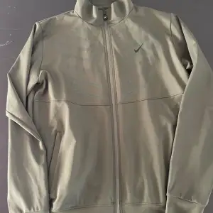 Tjena säljer denna Nike zip hoodie. Den är i ny skick och inga defekter eller så. Säljer den eftersom har används ett par gånger sen aldrig igen. Pris går att diskutera. Obs 1:1 ingen skillnad från en äkta. L passar även M 