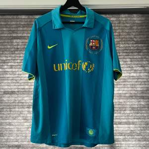 FC Barcelona 2007/2008 borta ställ!! Bra skick förutom slitaget på sponsorn och det finns något smått drag men annars i bra skick.  Skriv till mig vid funderingar eller mer bilder😁🤩