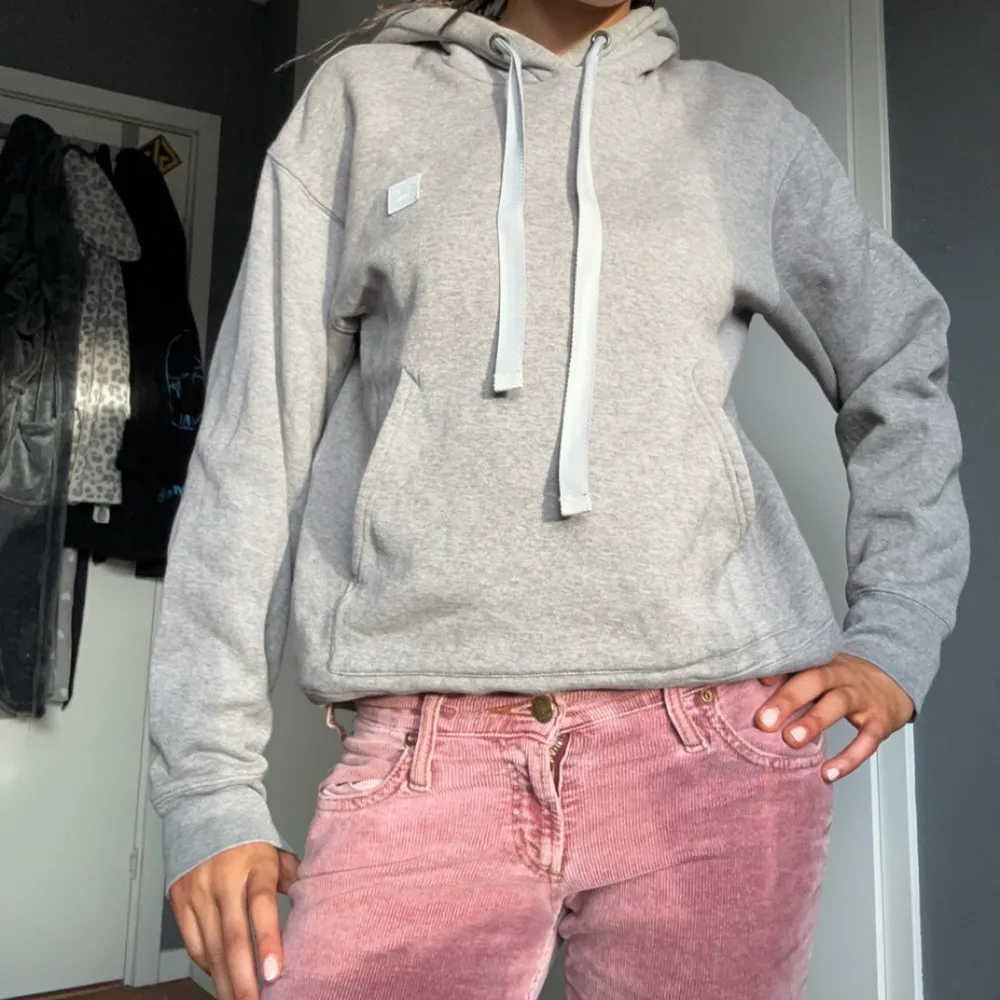 Säljer min grå acne studios hoodie då jag har jättemånga gråa hoodiesarna och denna kommer aldrig till användning!💞Pris kan diskuteras!💞. Hoodies.