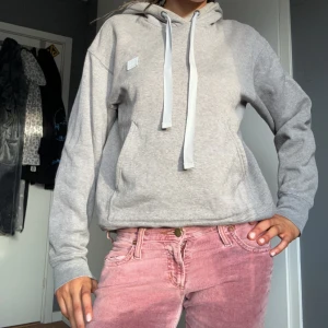 Acne studios hoodie  - Säljer min grå acne studios hoodie då jag har jättemånga gråa hoodiesarna och denna kommer aldrig till användning!💞Pris kan diskuteras!💞