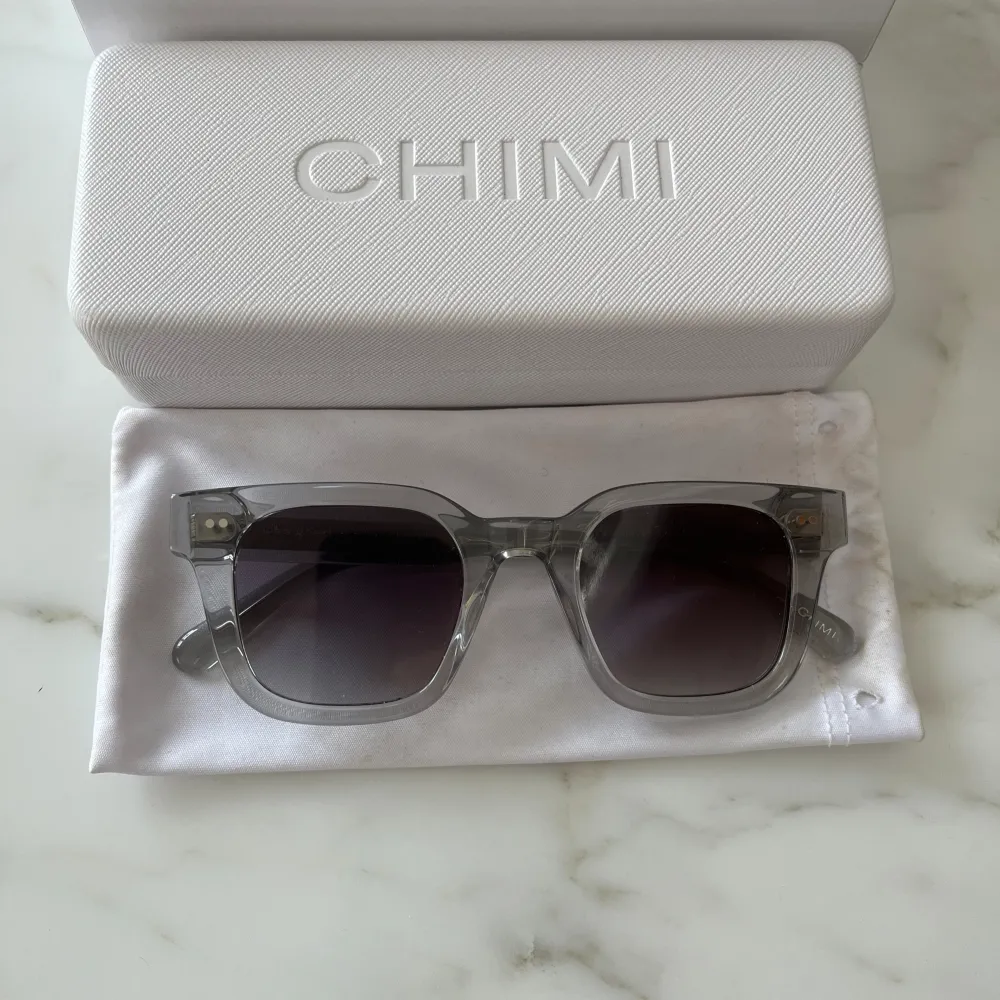 Chimi 04 grey | Skicket på solglasögonen är mycket bra utan defekter - Allt og medföljer - Nypris 1350kr - Vårt pris 599kr - Vid minsta fråga eller fundering är det bara att höra av sig . Övrigt.