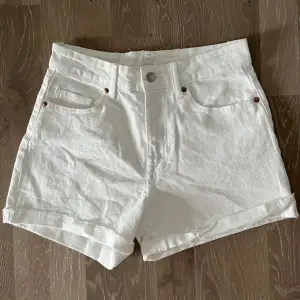 Vita shorts från HM, använt 1 gång