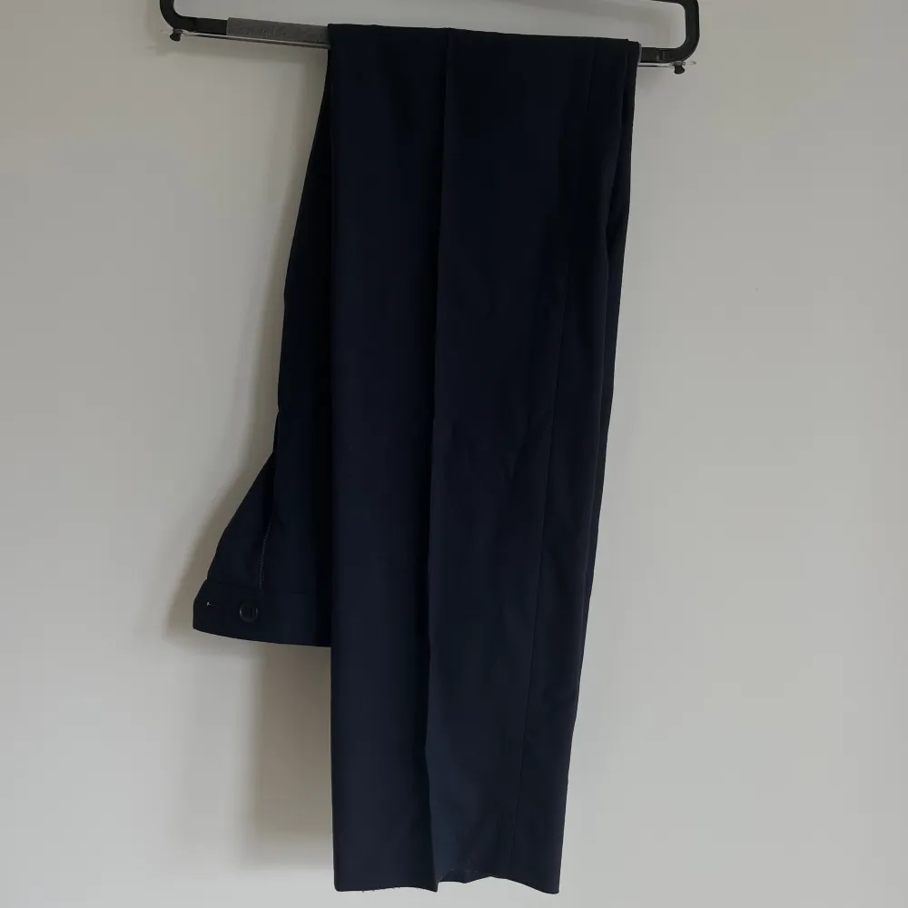 Marinblå kostym i nyskick från butiken Jezz i Kalmar, använd endast 1 gång. Näsduk och skyddsfodral tillkommer samt nyligen kemtvättad.  Storlek EU 48, motsvarar M. Kostymer.