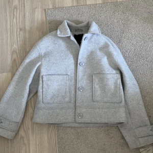 Lager 157 kappan - Säljer min lager kappa, då jag inte använder den! Bra skick och jätte fin. Storlek medium (M) och sitter skit snyggt på alla! Köp!