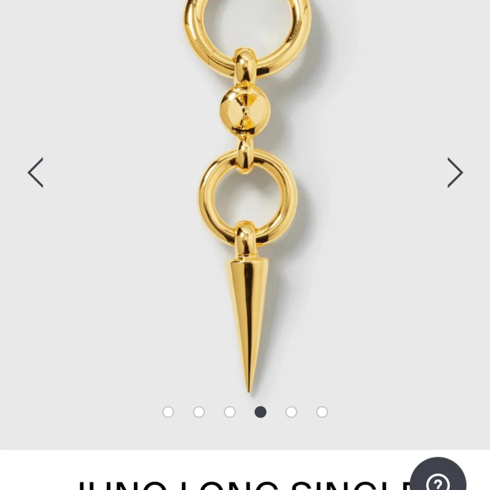 Säljer mitt guldiga syster p örhänge i modellen ”juno Long single earring Gold” detta är använt få gånger. Jag köpte det för 1199kr . Accessoarer.