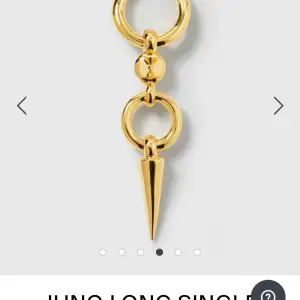 Säljer mitt guldiga syster p örhänge i modellen ”juno Long single earring Gold” detta är använt få gånger. Jag köpte det för 1199kr 