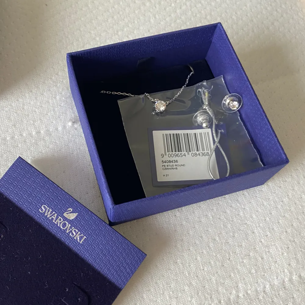 Aldrig använt smyckesset i presentask från swarovski med örhängen och matchande halsband. Nypris: 1700 kr. Säljer för: 650 kr. Accessoarer.