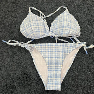 Blå bikini - Rutig blå bikini från Cubus. Har ej använts utan är bara tvättad!
