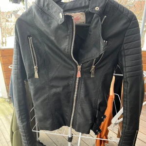 bikerjacka - superfin skinnjacka, säljer då den aldrig kommit till användning, strl 38, pris kan diskuteras 💕
