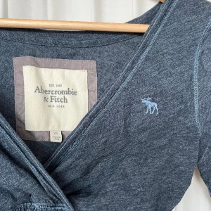 Abercrombie topp - Säljer nu denna så söta toppen från abercrombie&fitch!! Perfekt urringning och sitter bekvämt. Har dessutom supersöt knytdetaljer på ärmarna