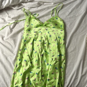 Zara klänning oanvänd  - Oanvänd snygg sommar klänning från zara(sälj ej längre) 