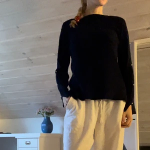 Tunn långärmad tröja med pärlor - Fin tunn långärmad mörk marinblå tröja med pärlor längst med ärmarna i nyskick✨🫐