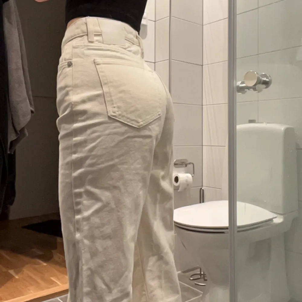 Vita straight jeans ifrån bikbok i storlek xs, passar någon som är 165-170 cm lång!. Jeans & Byxor.