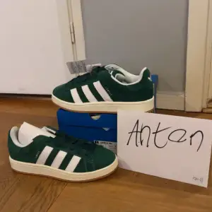 Hej! Jag har tre par helt nya, oanvända gröna Adidas Campus till salu i storlekarna 38 ,38 2/3, 39 1/3. Dessa trendiga (slutsålda) och bekväma skor är inköpta direkt från adidas.se. Finns i Örebro,men kan även frakta. Hör gärna av dig vid frågor. 