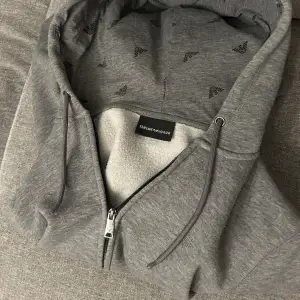 Emporio Armani zip hoodie. Köpt från Nk för cirka 2799, finns ej att köpa längre. Hör av er vid minsta lilla intresse 