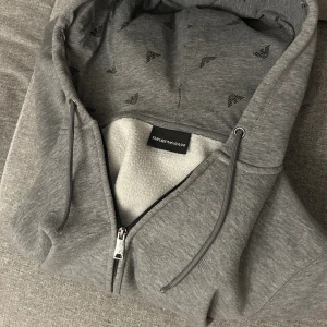 Emporio Armani - Emporio Armani zip hoodie. Köpt från Nk för cirka 2799, finns ej att köpa längre. Hör av er vid minsta lilla intresse 