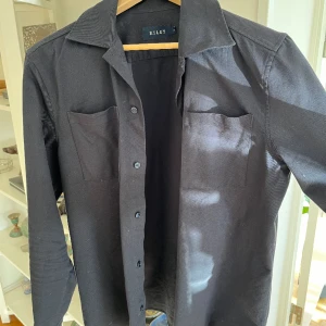 Riley tröja  - Den e väldigt bra skicka bara lite smutsig ny pris ligger runt 800 mitt pris 300