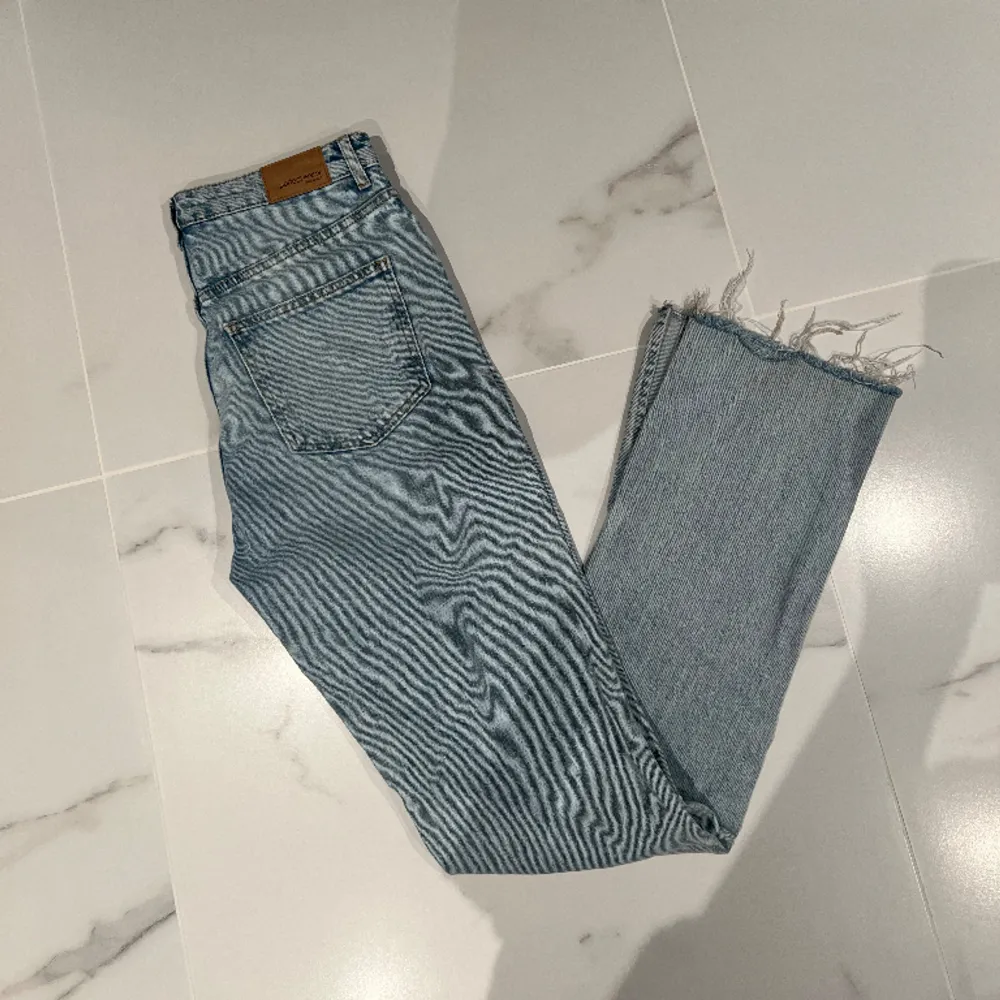 Blå jeans från gina 💞😍 Vet inte varför bilden blir så konstig på första men det är INGET mönster på utan de är vanliga blåa. Jeans & Byxor.