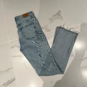 Jeans - Blå jeans från gina 💞😍 Vet inte varför bilden blir så konstig på första men det är INGET mönster på utan de är vanliga blåa