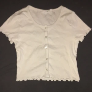 Vit t-shirt - Knappar, tunn,t-shirt