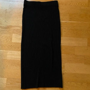 Kjol - Svart knälång kjol från H&M