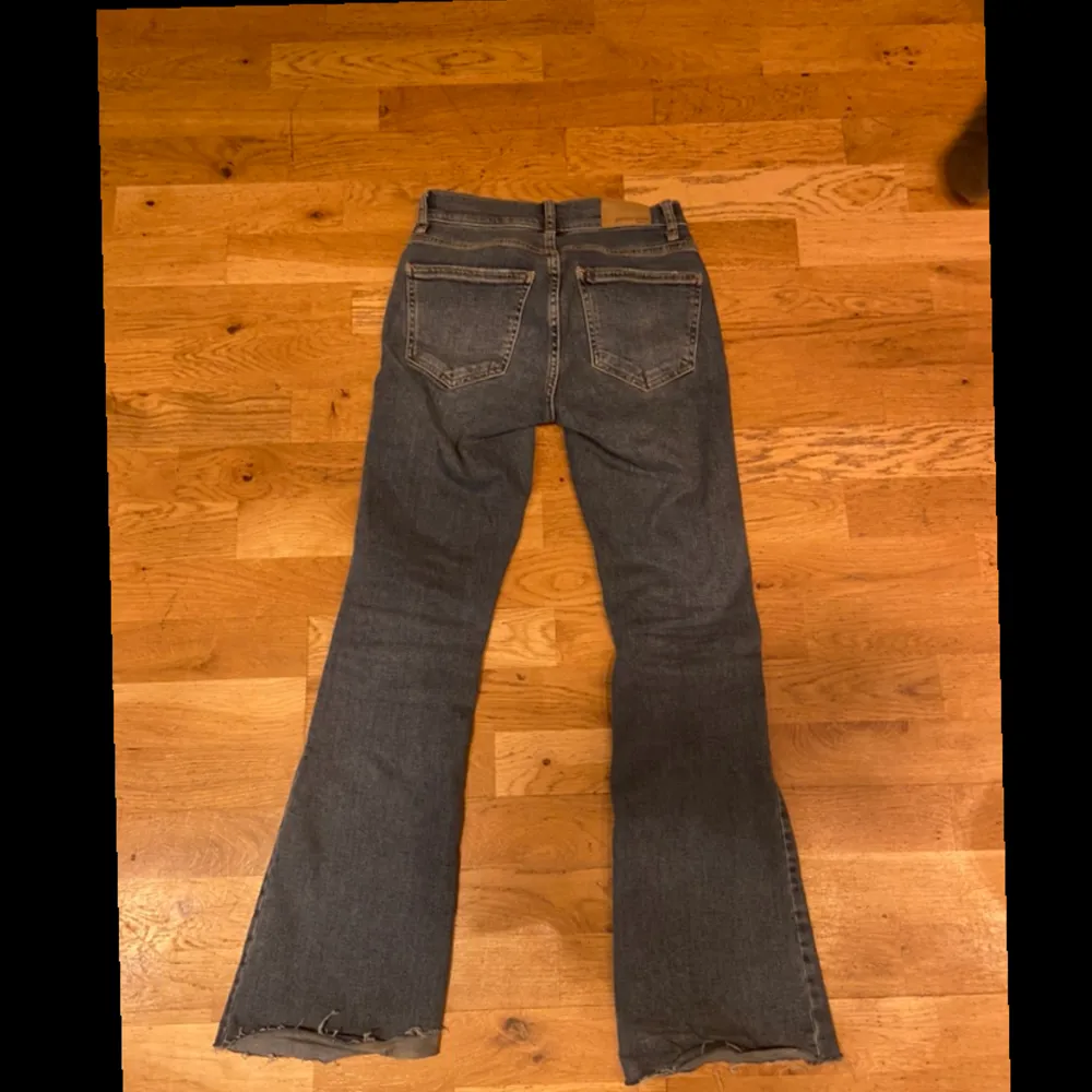 Blå bootcut jeans. Jättesnygga och jättebra skick!! Knappt använda. Skrolla till 3e bilden för att de hur de ser ut på❤️. Jeans & Byxor.