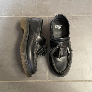 Dr. Martens Adrian Loafer - Svarta Dr. Martens Adrian loafers använda ett fåtal gånger men i bra skick. Säljer för beställde fel storlek </3 Perfekt till våren - kommer med originalförpackning 🌸