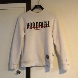 Hoodrich Sweatshirt storlek XS - Hitta den här tröjan i min garderob som jag inte längre andvänder, tröjan är i fint skick och har inga hål, skriv för mer bilder. Priset kan diskuteras vid smidig afär!