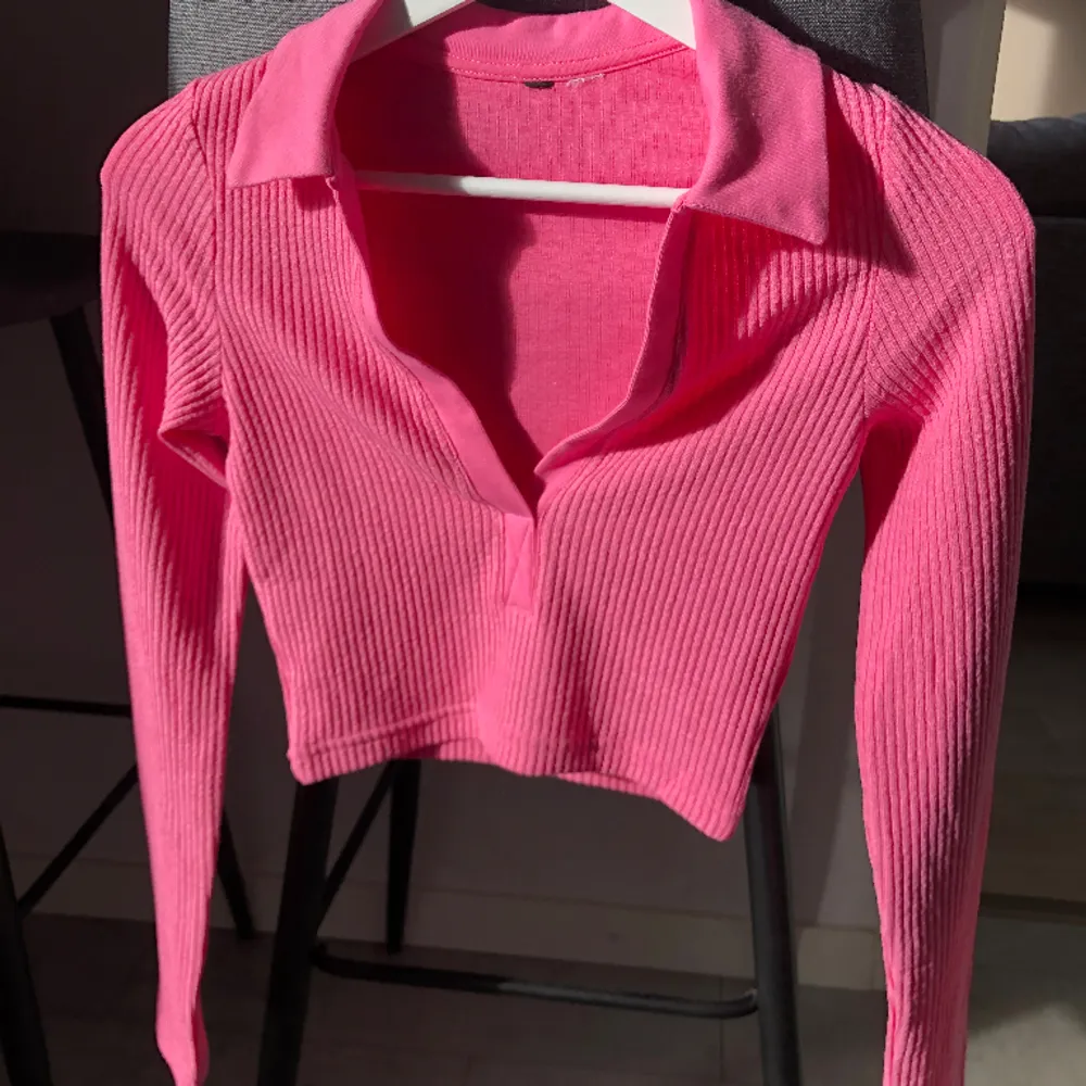 Rosa långärmad tröja från H&M i storlek XS, jättefint skick! . Tröjor & Koftor.