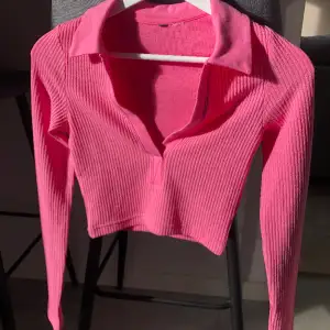 Rosa långärmad tröja från H&M i storlek XS, jättefint skick! 