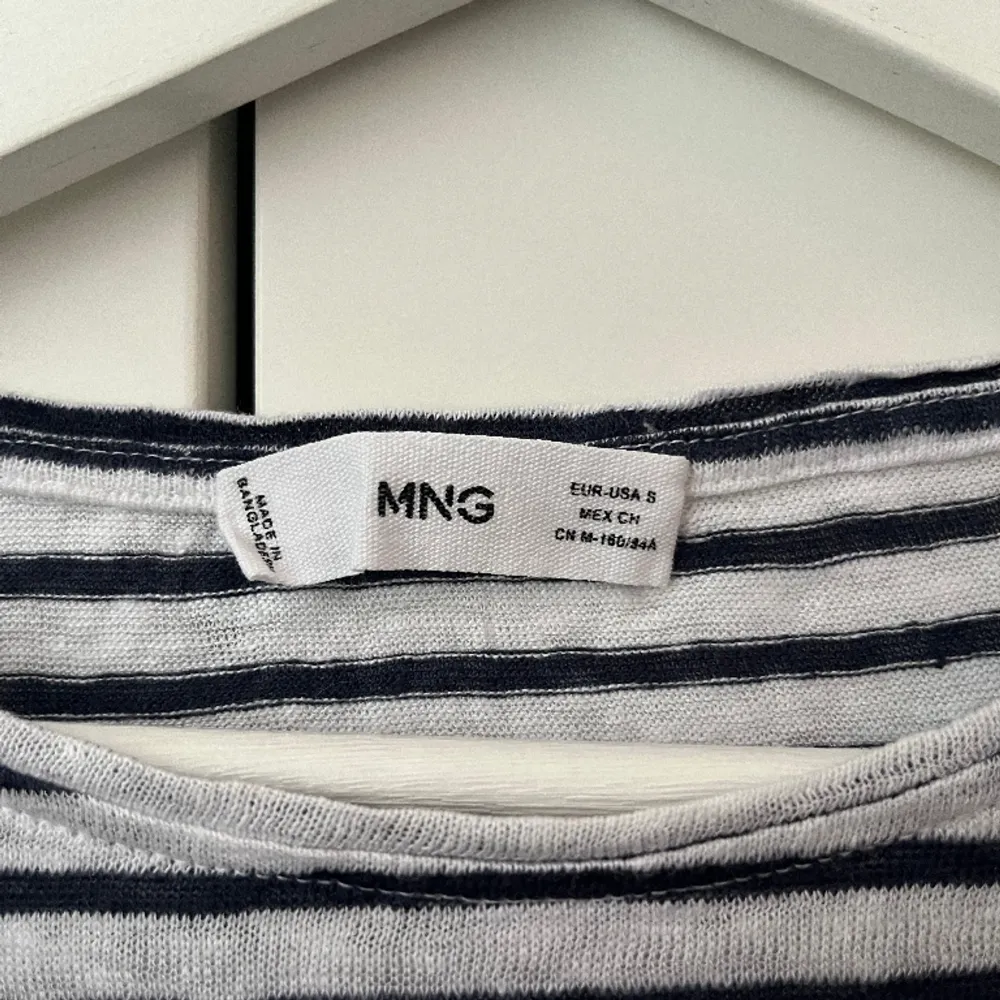 Tunn t-shirt i linne från Mango! Använd 2-3 gånger och är i bra skick!. T-paidat.