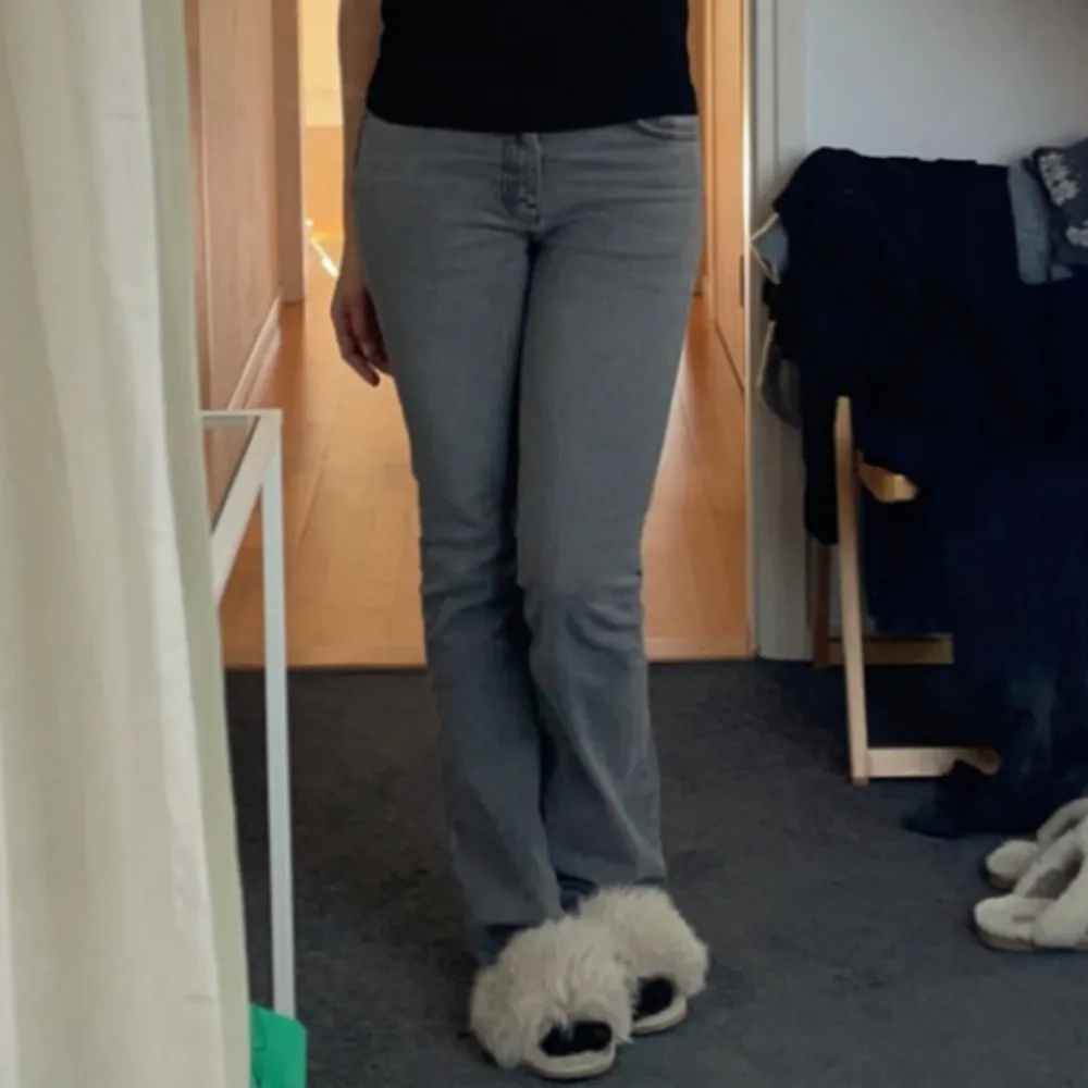 Supersnygga gråa jeans från Gina i storlek 38. Mid waist . Jeans & Byxor.