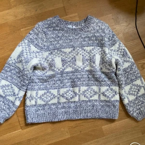 Stickad tröja - Mönstrad stickad tröja. Står storlek XL men passar som M/L