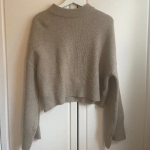 Stickad tröja - Mysig stickad tröja som passar till allt!!Den är mörk beige/brun aktig💞💞