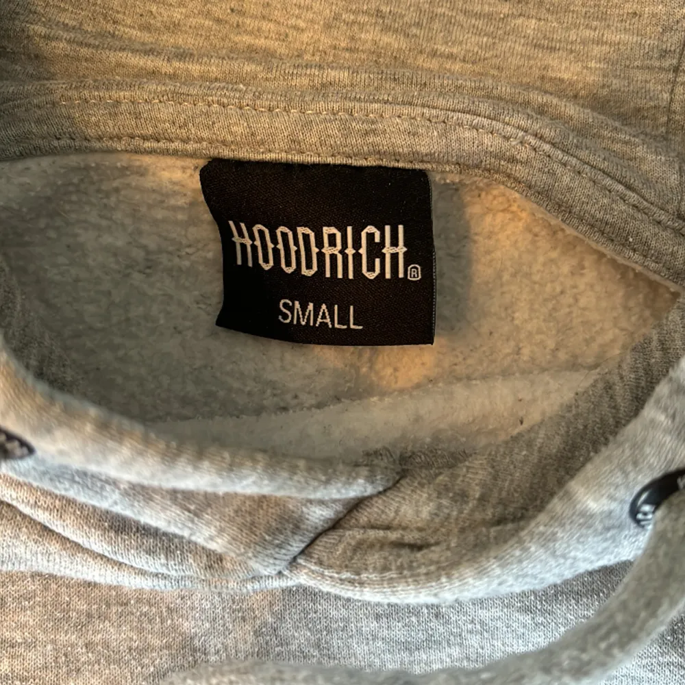 fin hoodrich hoodie, använd men fortfarande i gott skick, storlek S. Hoodies.