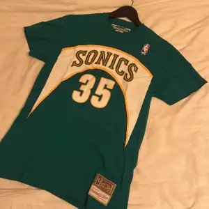 NBA t-shirt Kevin Durant Sonics, storlek S, använt 1 gång så mycket bra skick 