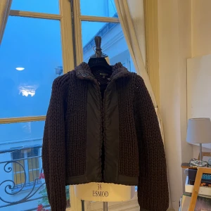 Burberry jacka  - Köpt second hand i Paris. Jackan är i super bra skick utom de 2 hakarna som har ramlat av (se bild) 