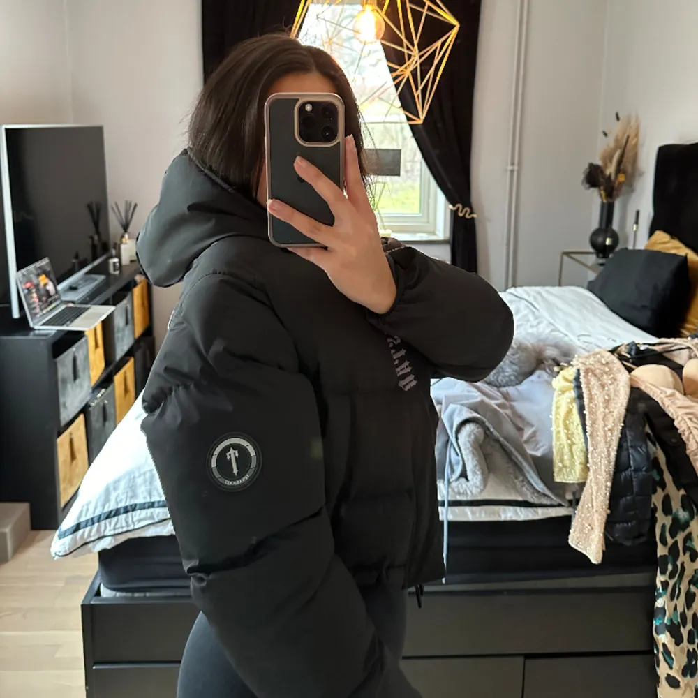 Croppad jacka från Trapstar. Aldrig använd då jag inte gillade hur modellen satt på mig. Funkar både till vår/höst och vinter då den är väldigt varm. Oversized modell. Passar XS-M. . Jackor.