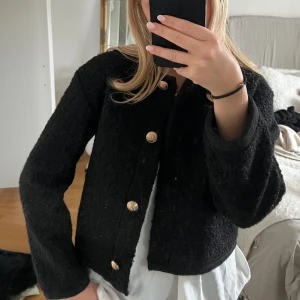 Kofta - Otroligt fin kofta endast använd vid ett tillfälle, säljer pga den inte kommer till använding❤️ Den är i Stl 146/152 (gina barn) men skulle säga att den passar Xs-S😊